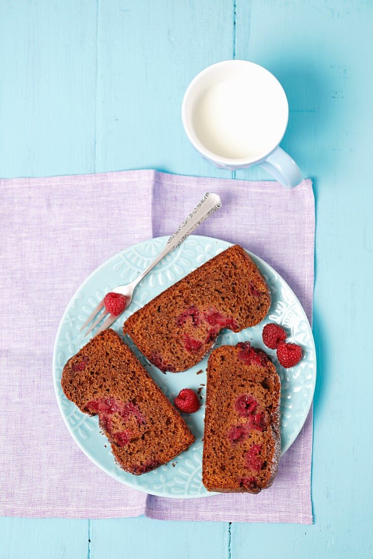 Gingerbread cake with raspberries