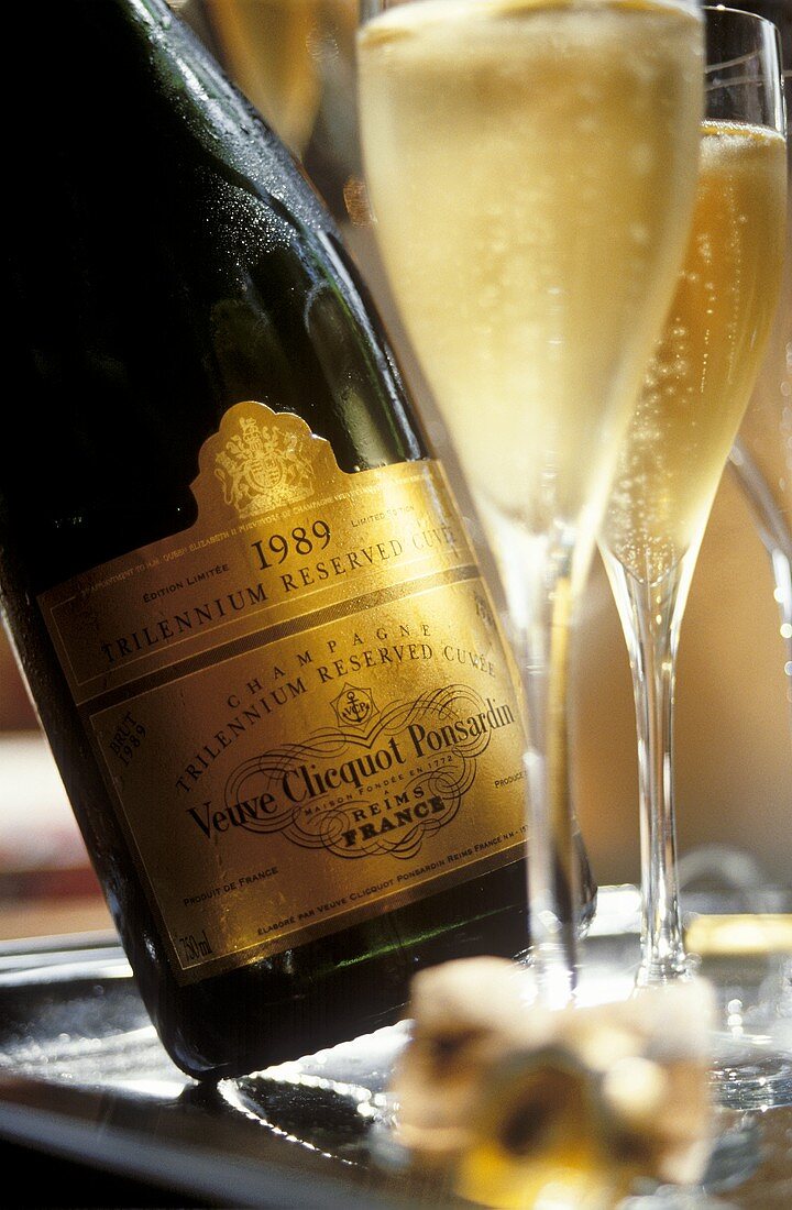 Glas neben 'Jahrtausend-Champagner' von Veuve-Cliquot