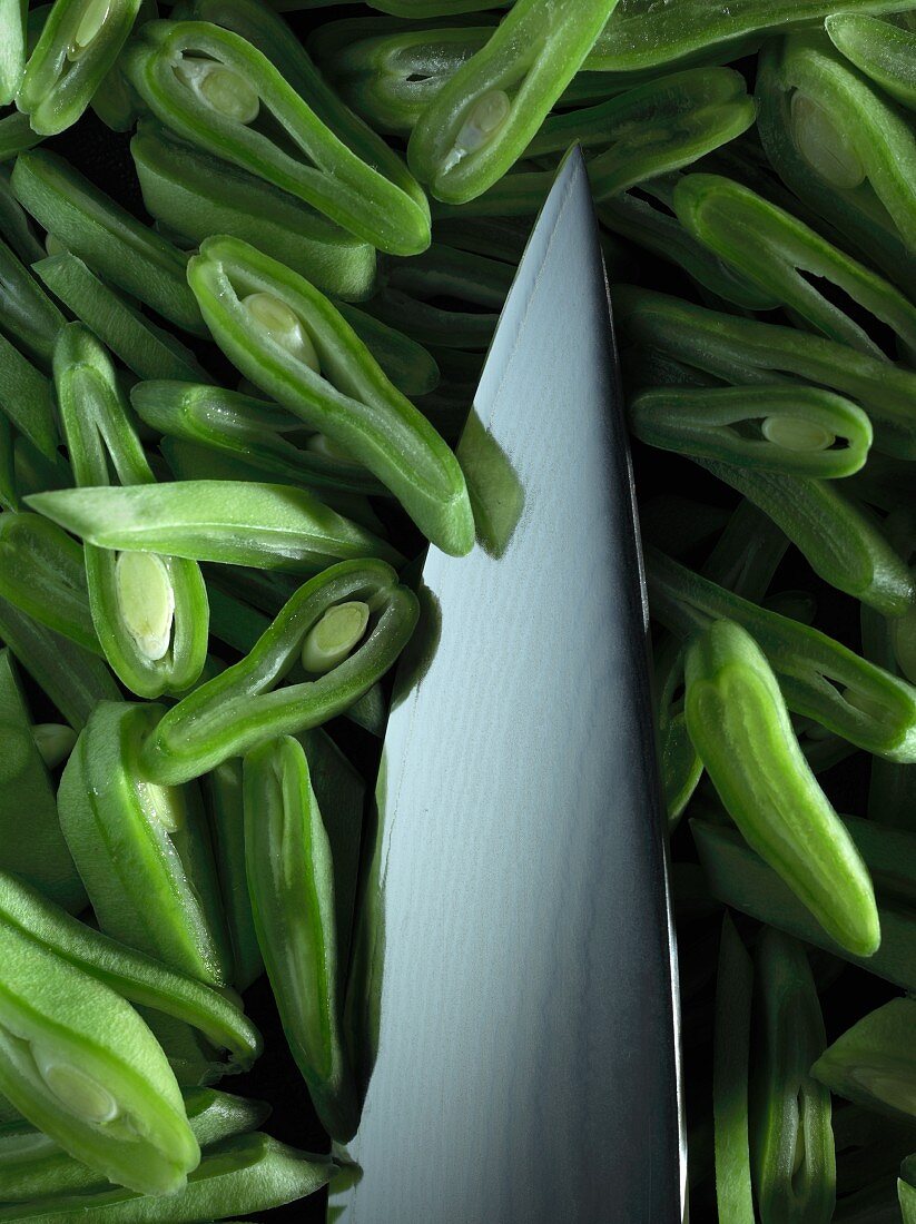 Messerspitze mit geschnittenen grünen Bohnen
