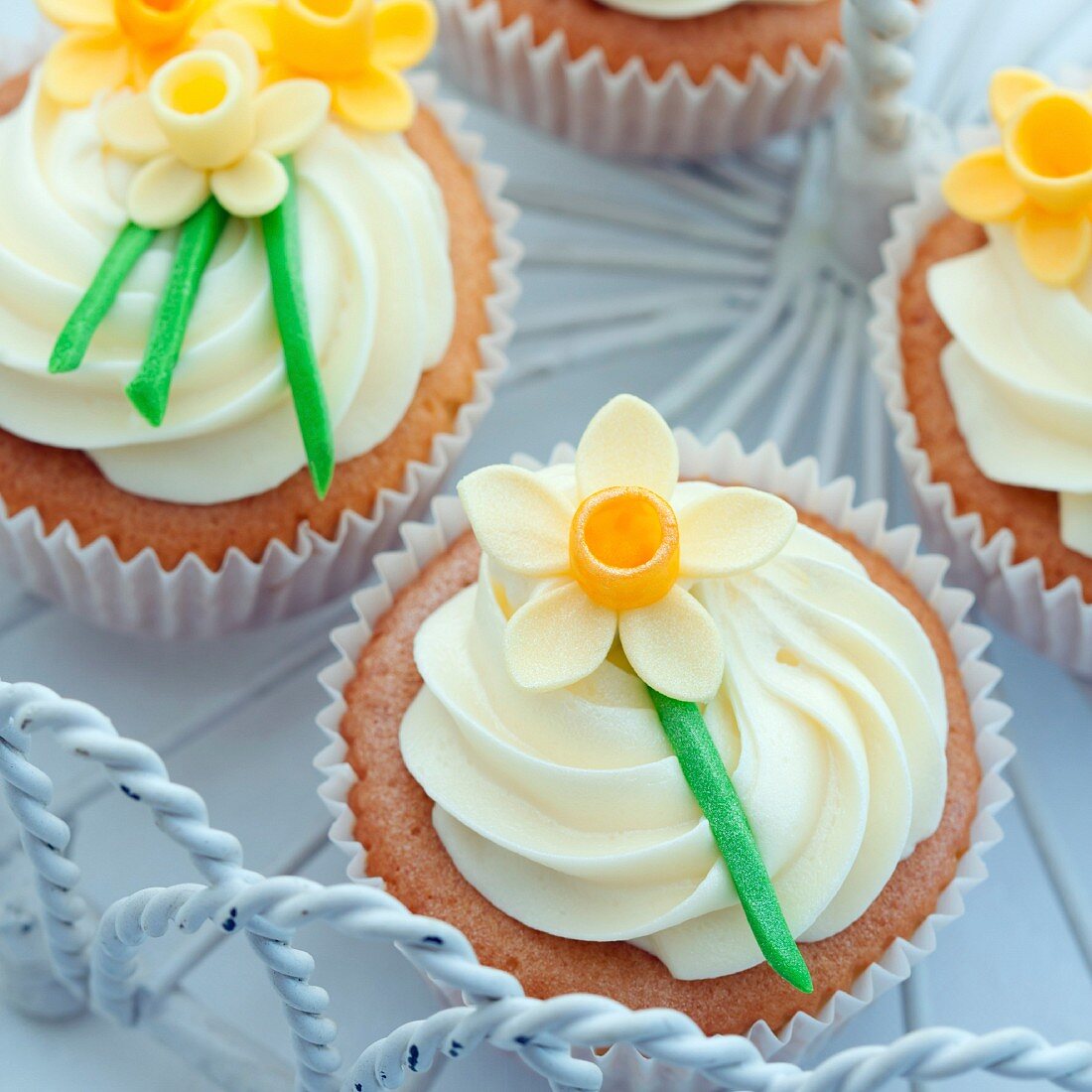 Cupcakes, verziert mit Zucker-Narzissen