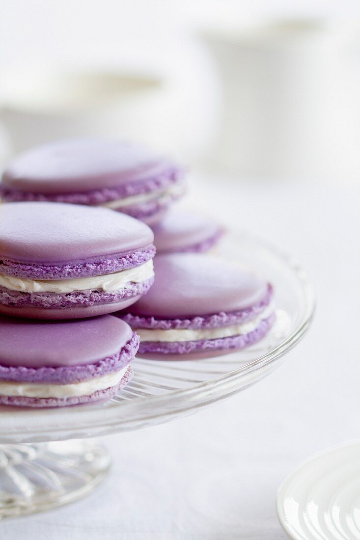 Lavendelfarbene Pariser Macarons auf einem Kuchenständer