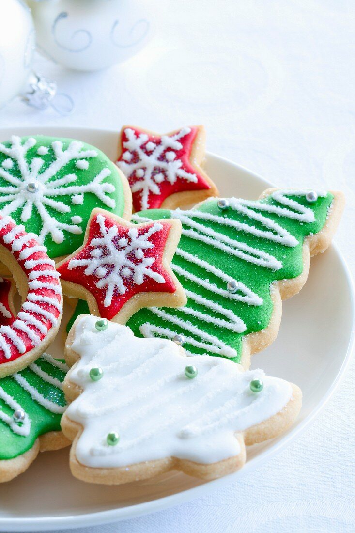 Bunt verzierte Weihnachtsplätzchen auf einem Teller