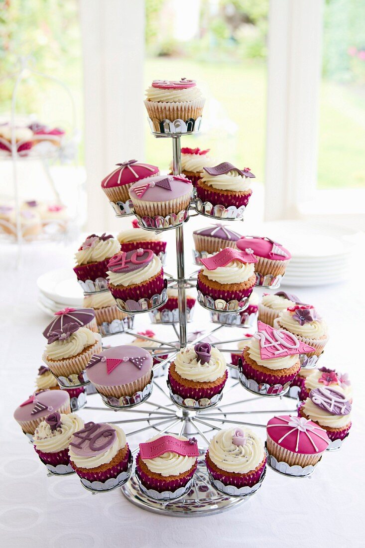 Cupcake-Ständer mit Cupcakes für den 40. Geburtstag
