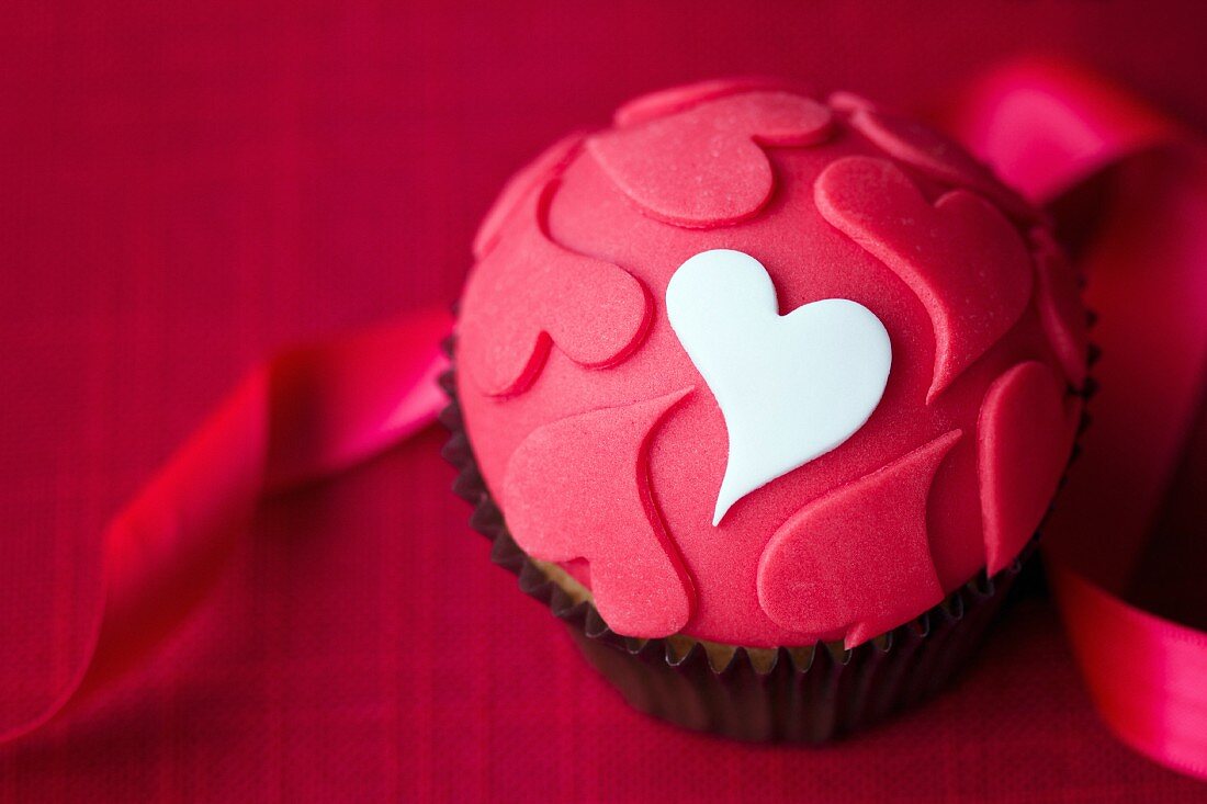 Cupcake, dekoriert mit Fondant- Herzen