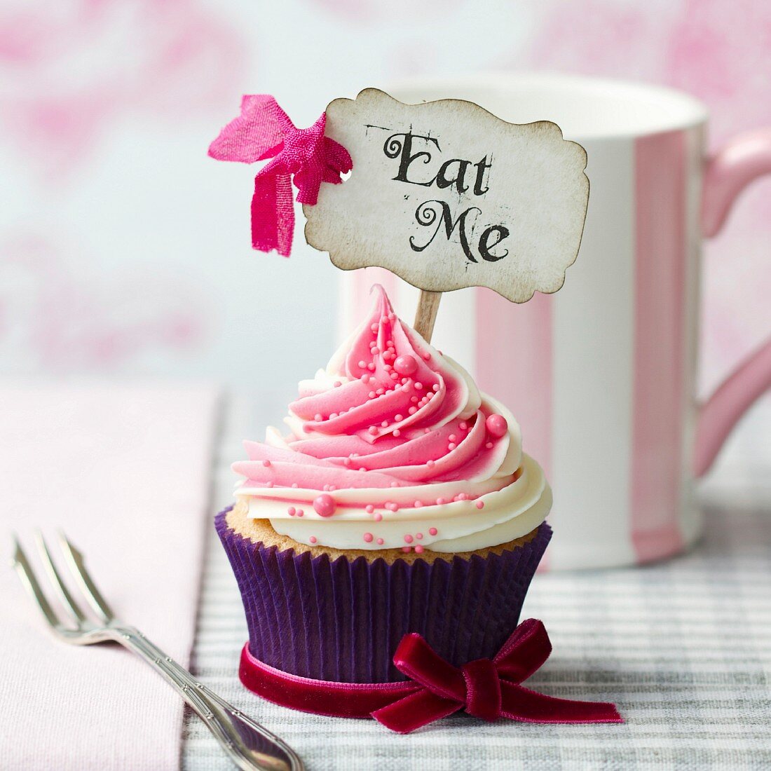 Cupcake mit Erdbeer-Vanille-Swirl und 'Eat Me' Schildchen