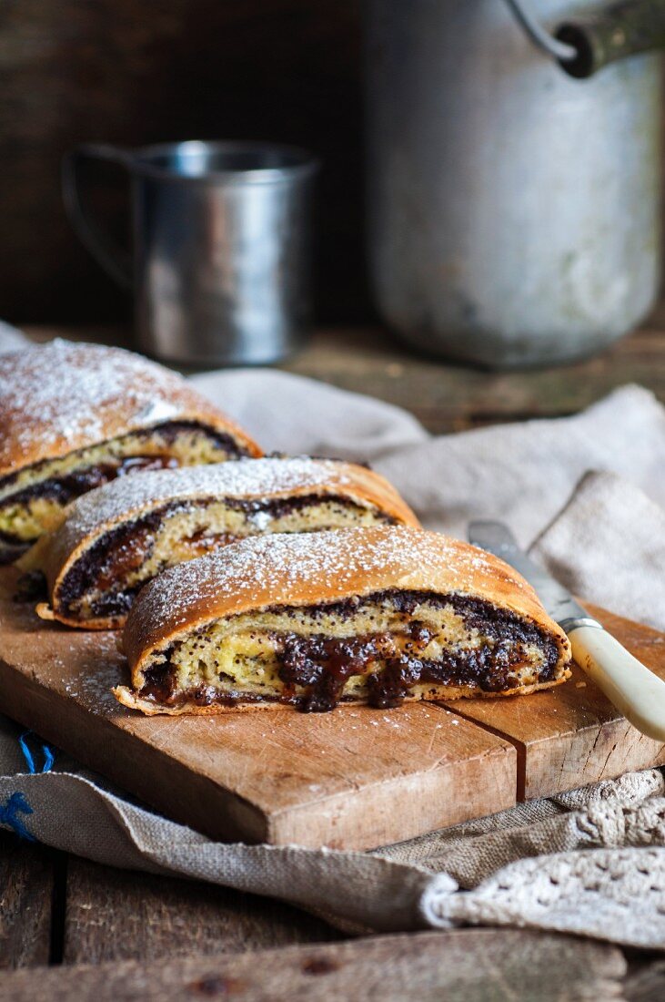 Hefestrudel, gefüllt mit Quark, Marmelade und Mohn