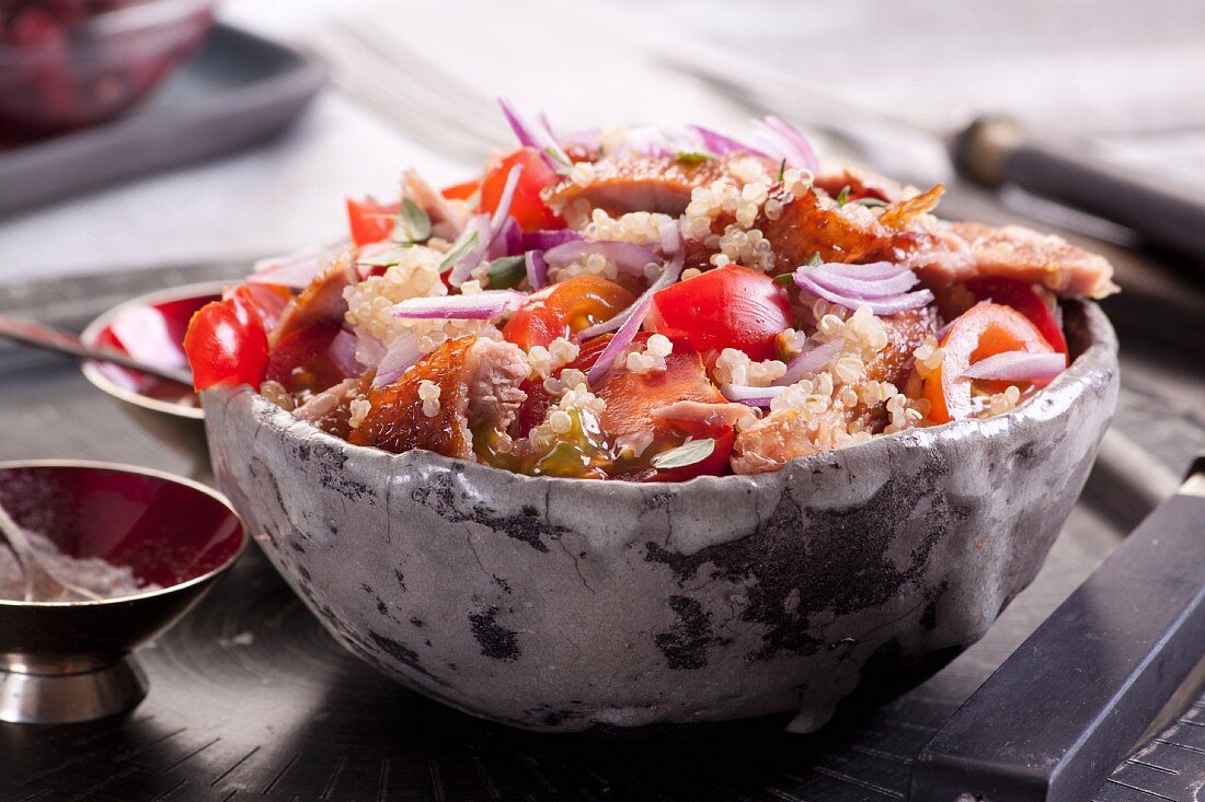 Quinoasalat mit Gänsebraten, Tomaten und Zwiebeln