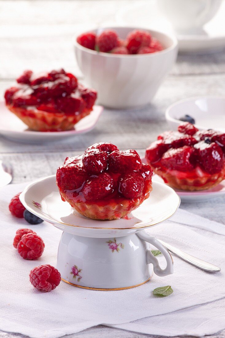 Raspberry tartlets with jelly