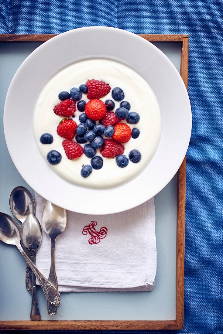 Joghurt mit Blaubeeren, Himbeeren und Erdbeeren