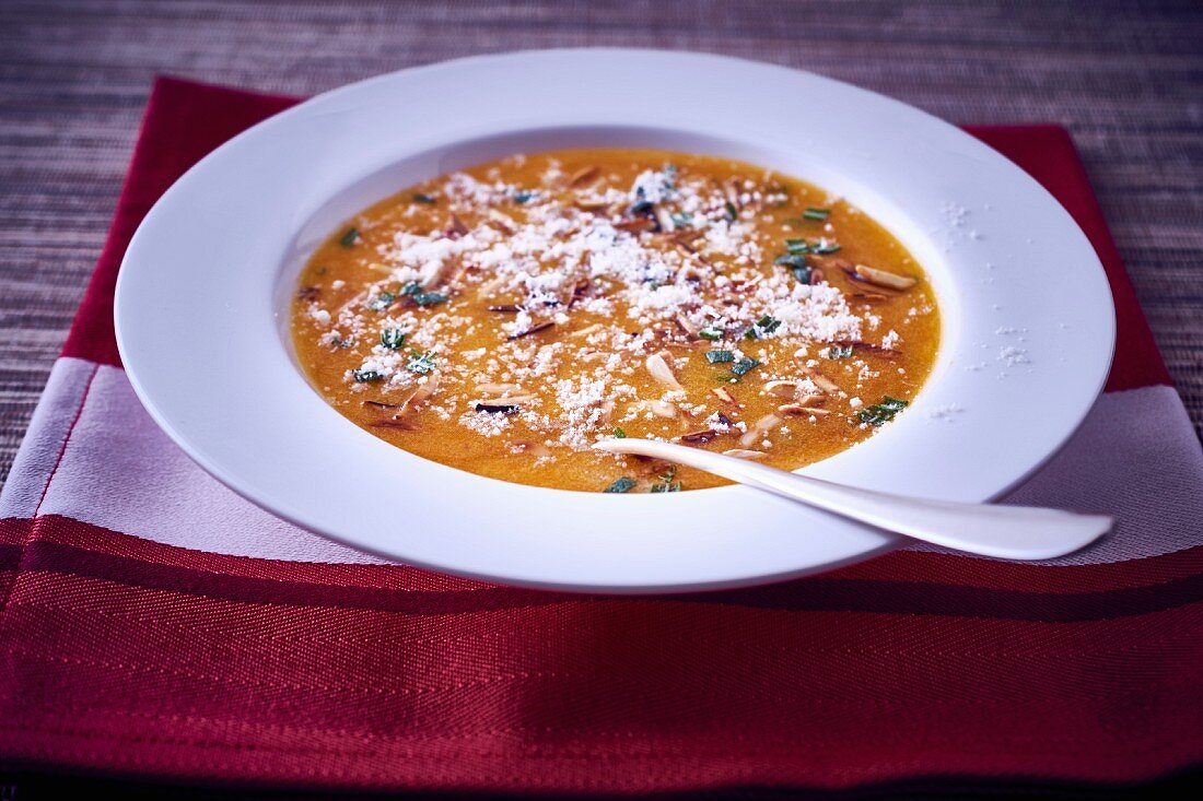 Butternusskürbissuppe mit Mandeln und Parmesan