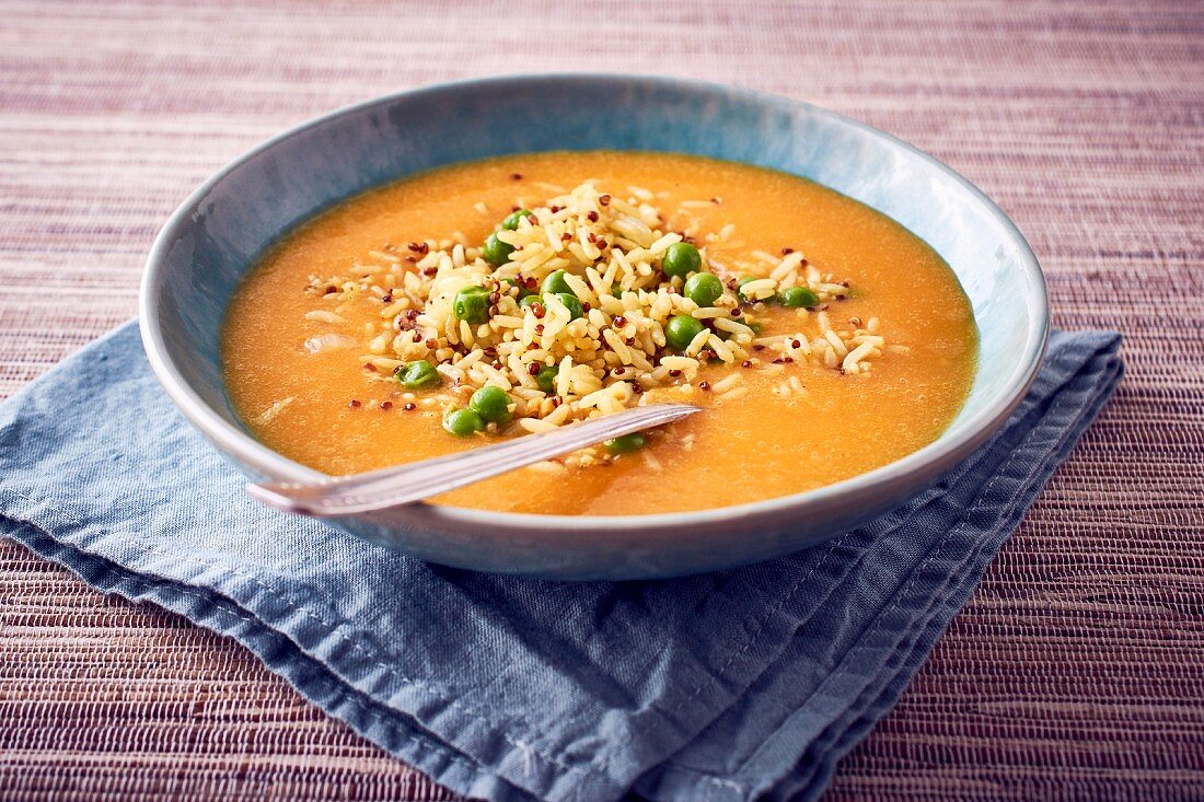 Kürbissuppe mit Reis, Quinoa und Erbsen