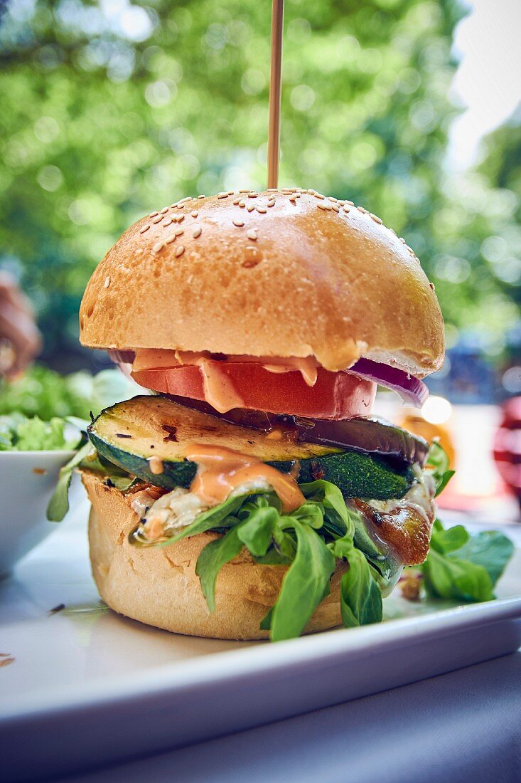 Veggie-Burger mit Zucchini und Tomate