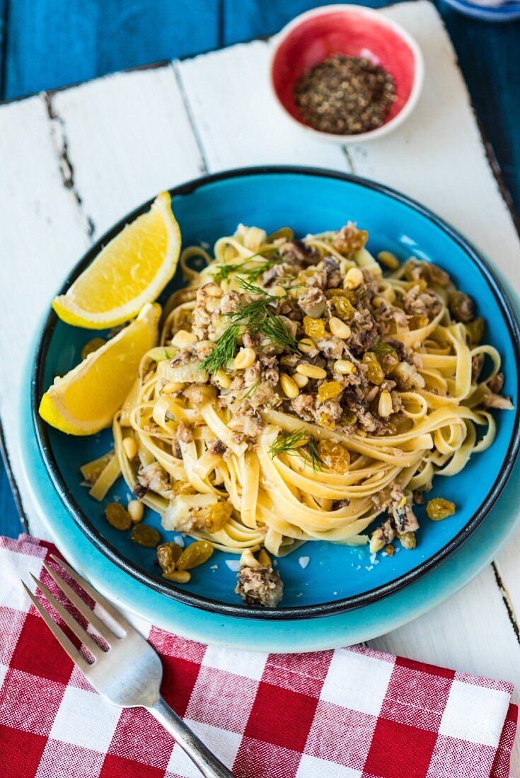 Pasta mit Sardinen, Fenchel, Sultaninen und Pinienkernen