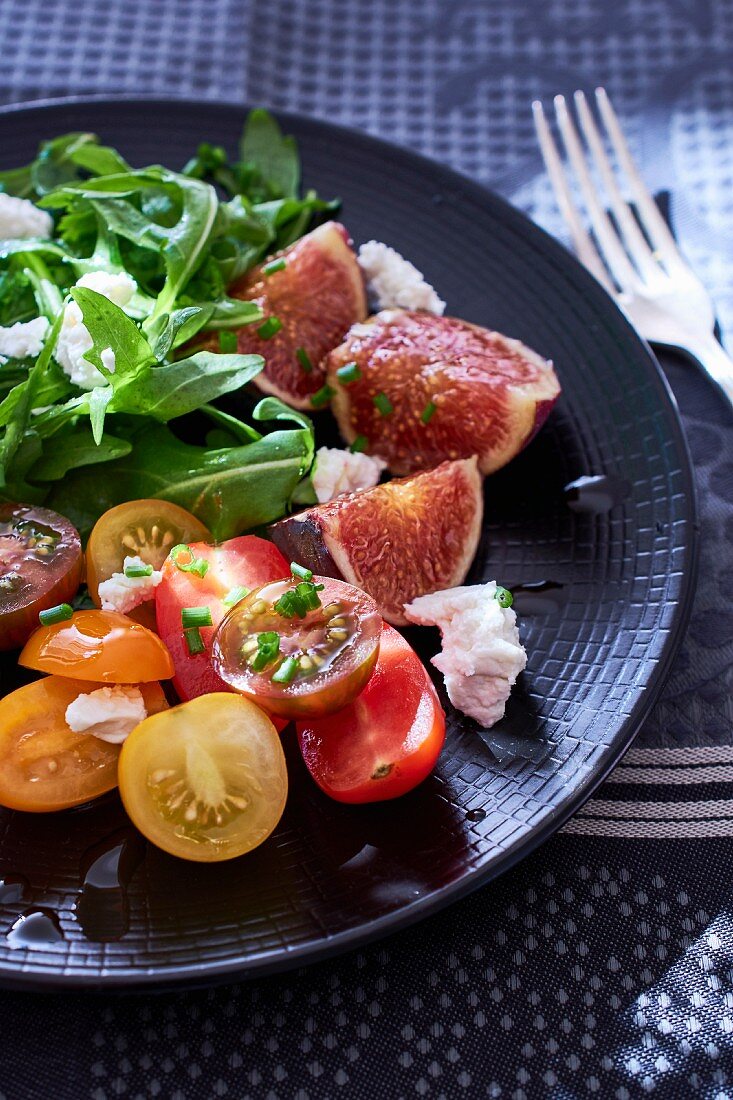 Feigen-Tomaten-Salat mit Rucola