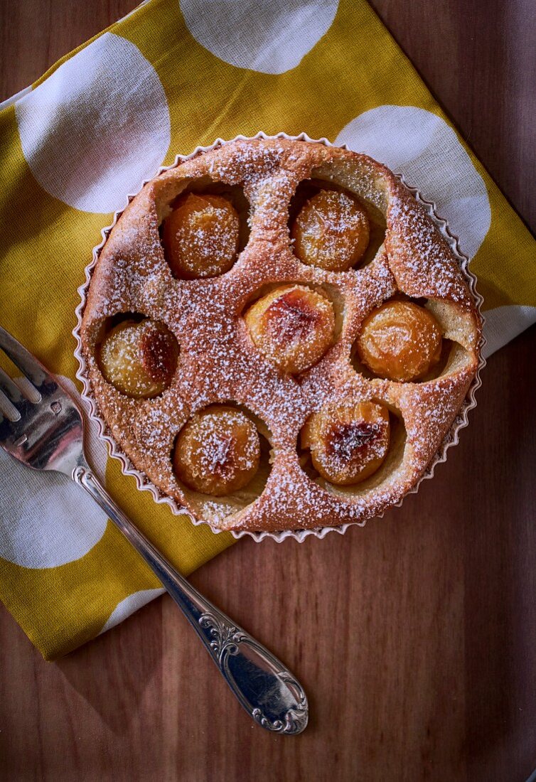 Mirabelle tart dusted with icing sugar (seen from above)