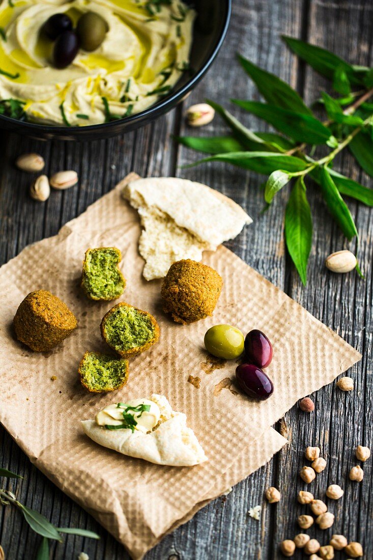 Gericht mit alten, biblischen Zutaten: Falafel, Faldenbrot, Oliven, Pistazien und Hummus