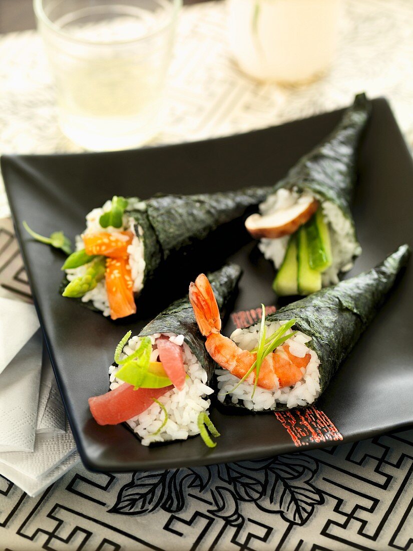 Temaki-Sushi auf schwarzem Teller
