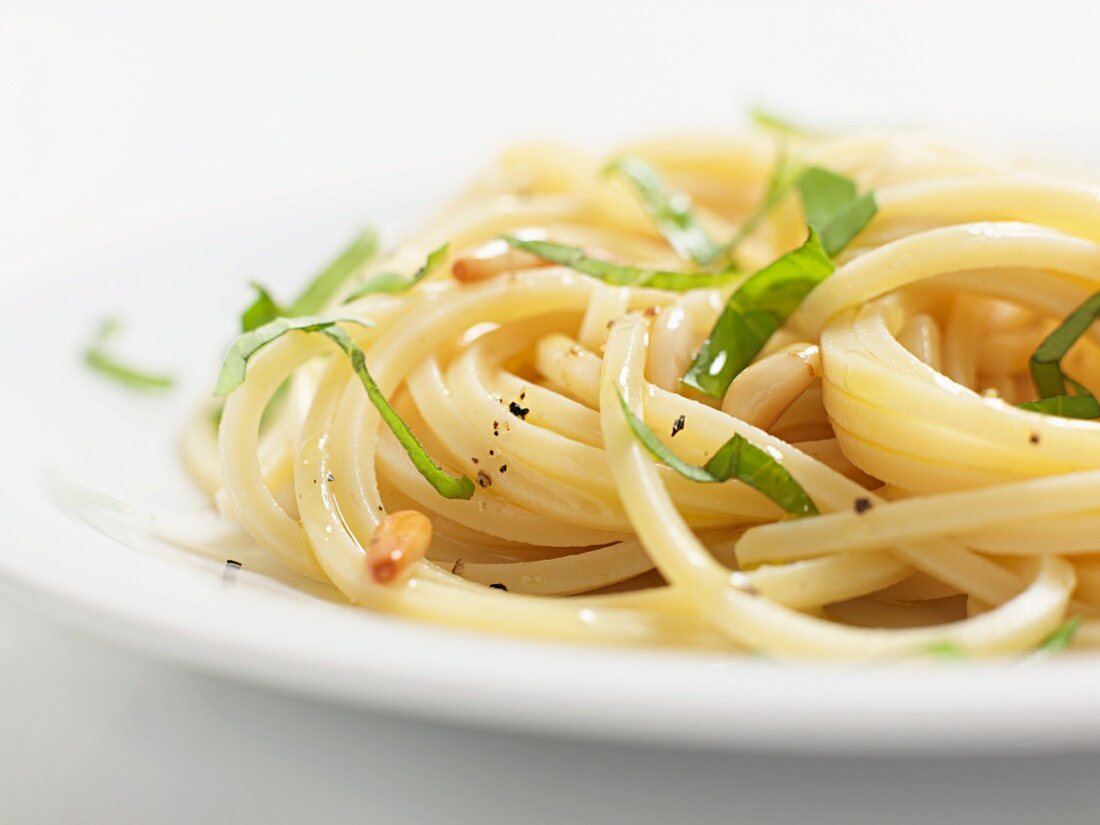 Spaghetti mit Basilikum und Pinienkernen