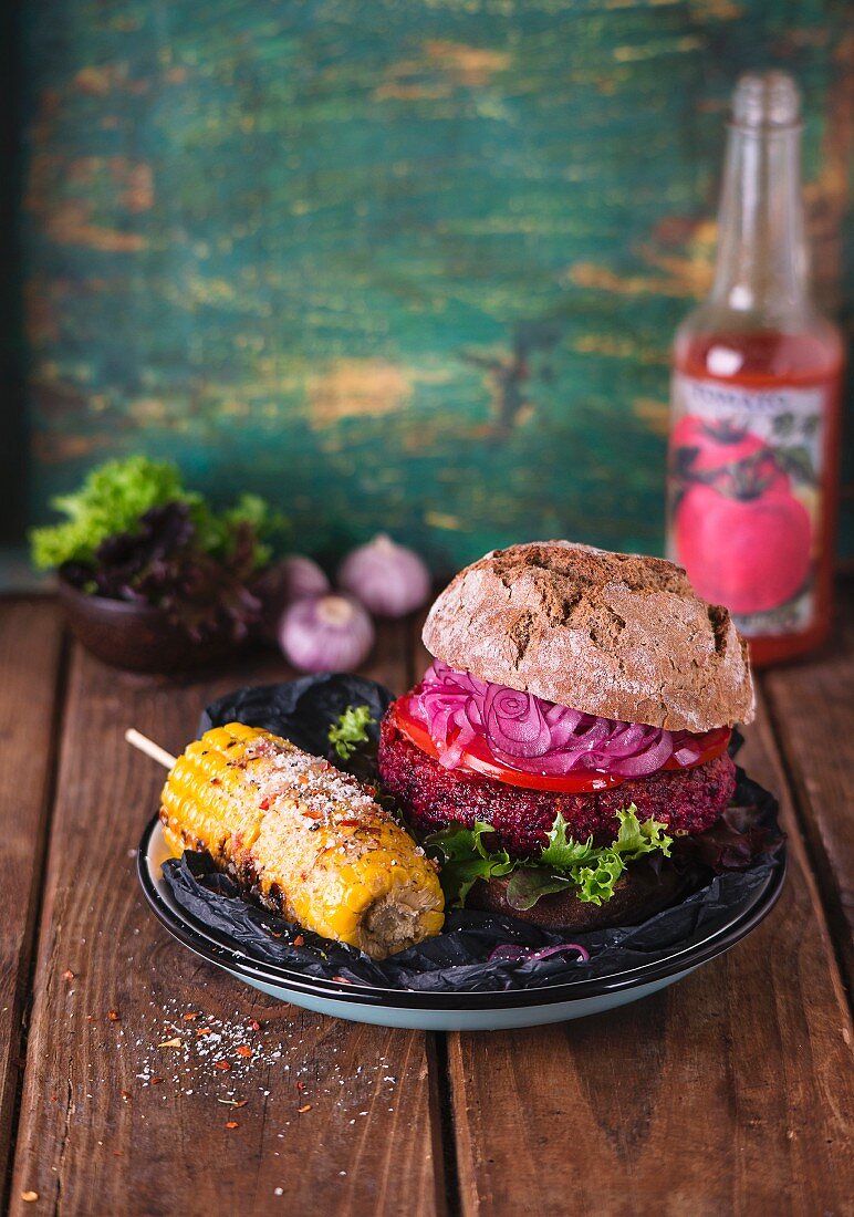 Würziger Rote-Bete-Burger mit Maiskolben