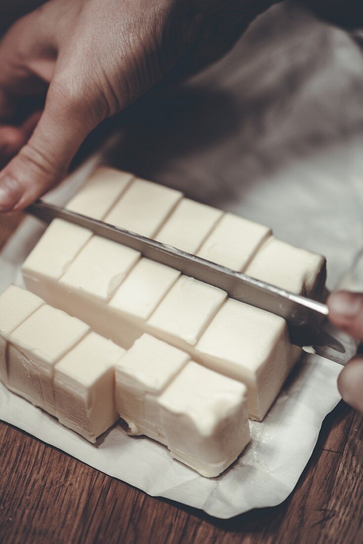 Making dough (cutting butter)