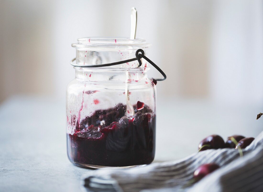 Kirschmarmelade in einem Vintage Glas