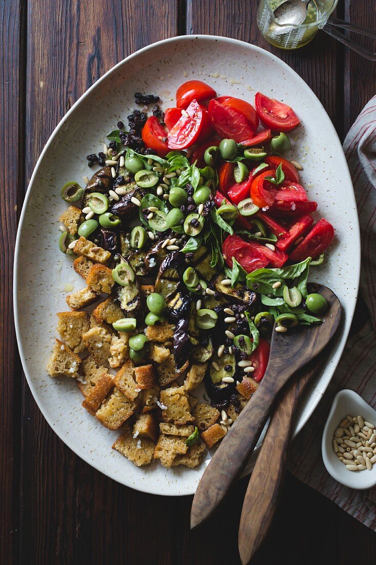 Panzanella mit gebratenen Auberginen, Kapern, Oliven und Pinienkernen (glutenfrei)