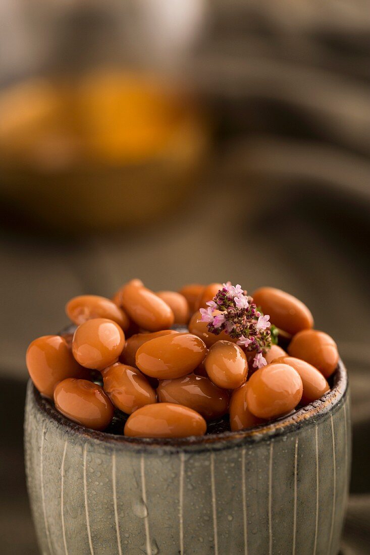 Pinto beans with thyme flowers in a dish