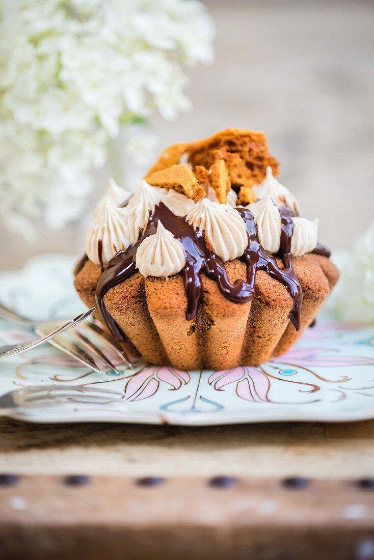 Kaffee-Walnuss-Cupcake mit Kaffeebuttercreme, Schokoladensauce und Honeycomb