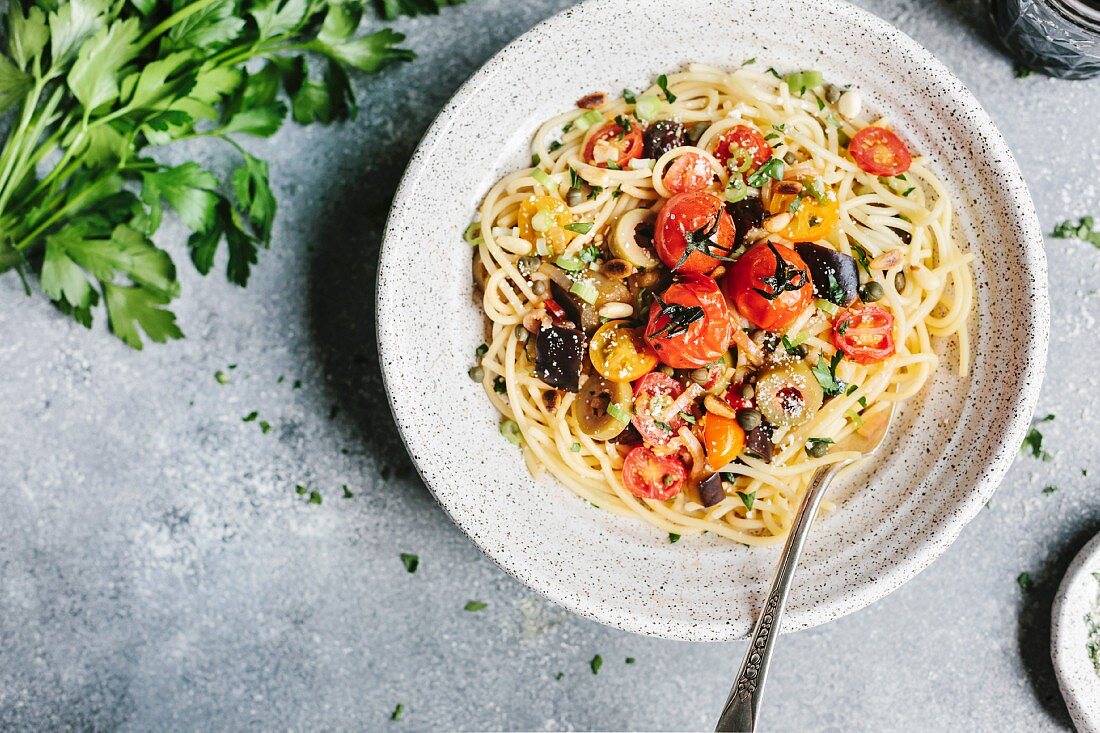 Spaghetti with aubergines and tomatoes