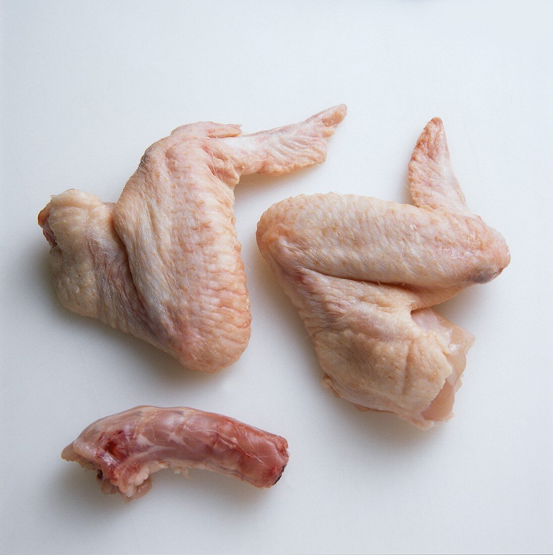 Hühnerklein: zwei Hähnchenflügel & Halsgrat vom Hähnchen