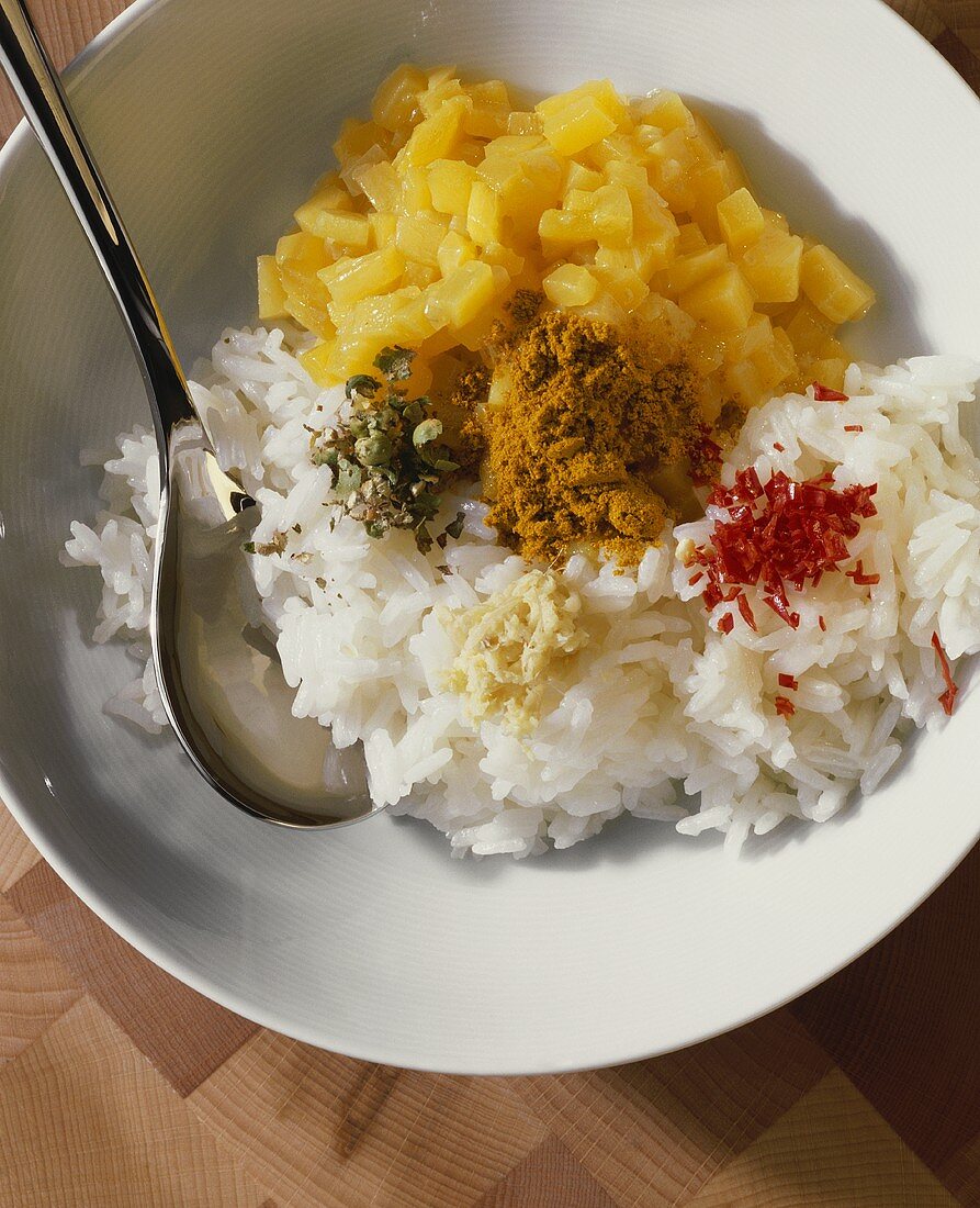 Zutaten für eine exotische Mangofüllung mit Reis, Curry