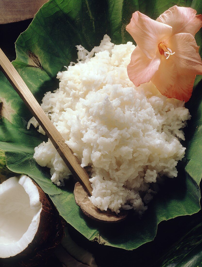 Kokosreis (in Kokosmilch gekochter Reis) auf grünem Blatt