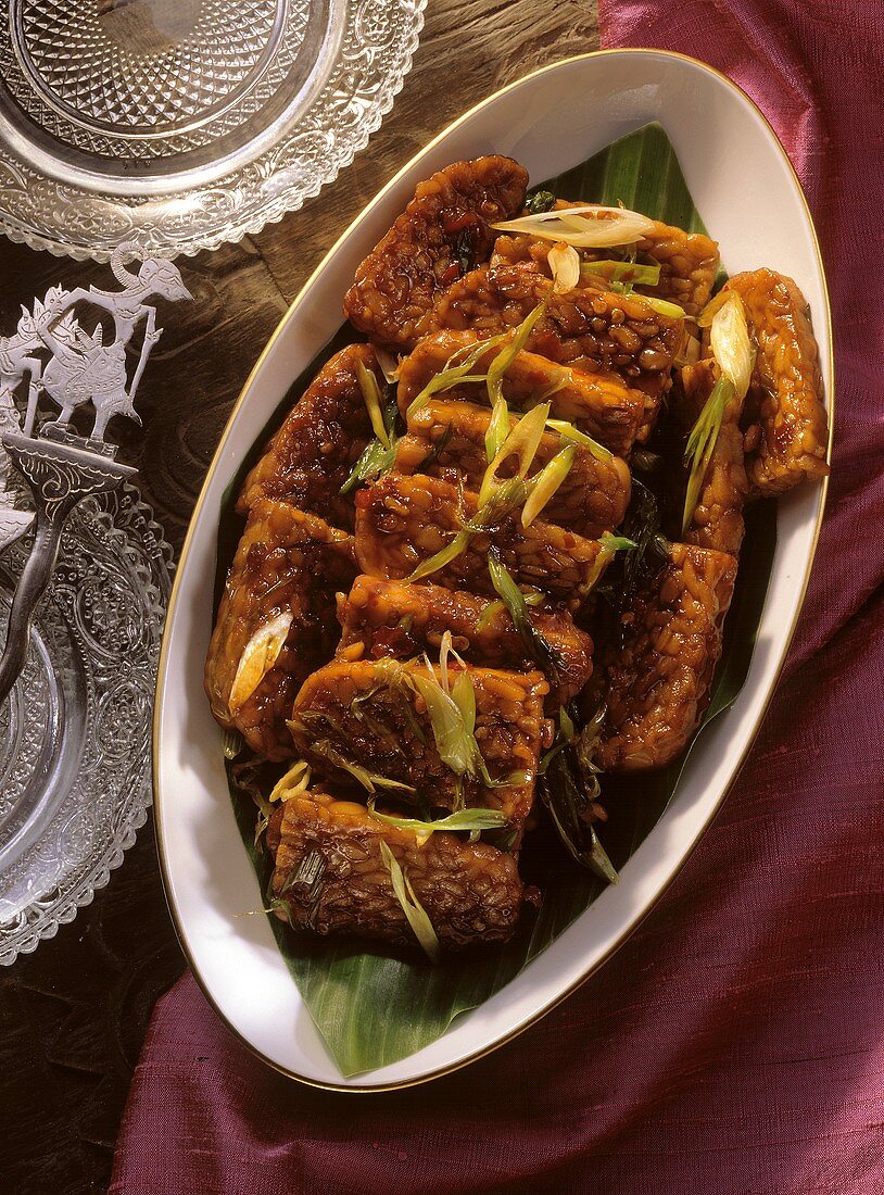 Tempeh - Gebratene Sojabrotscheiben mit Frühlingszwiebeln