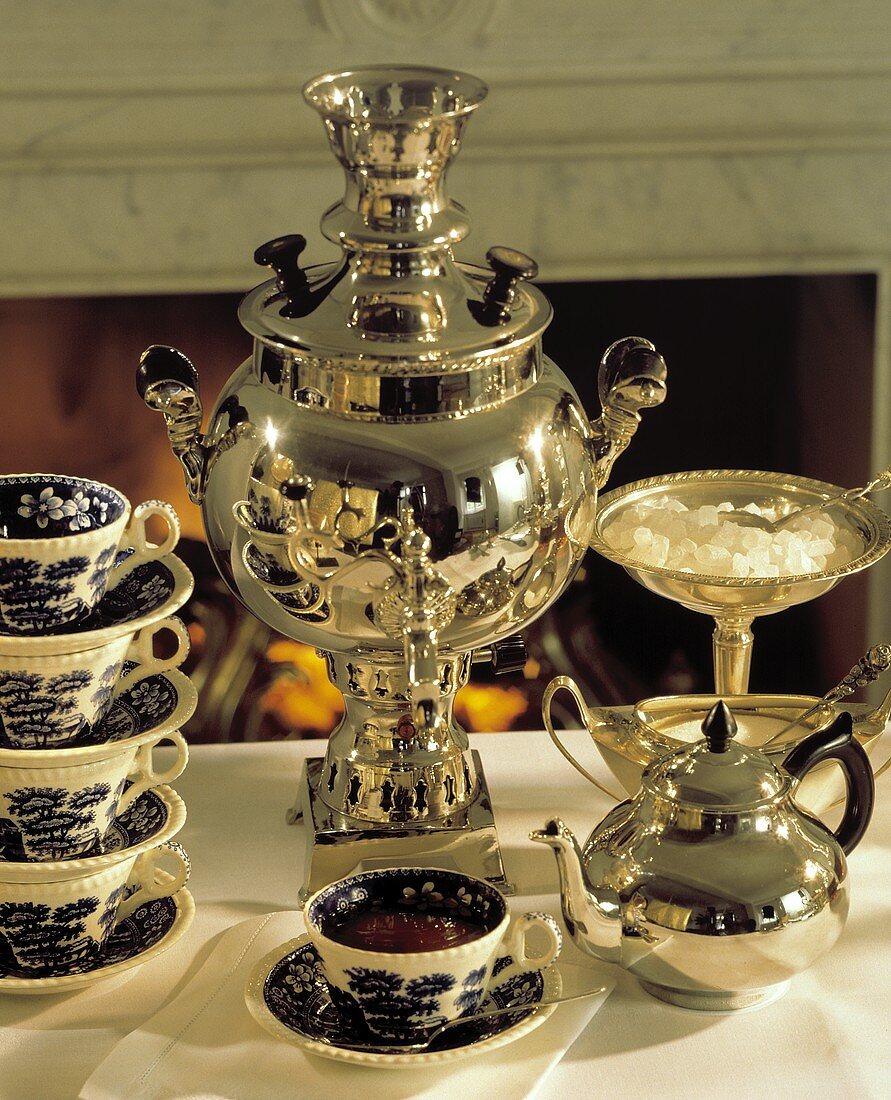 Samowar, Teekännchen, Zuckerschale & Teetassen mit Tee