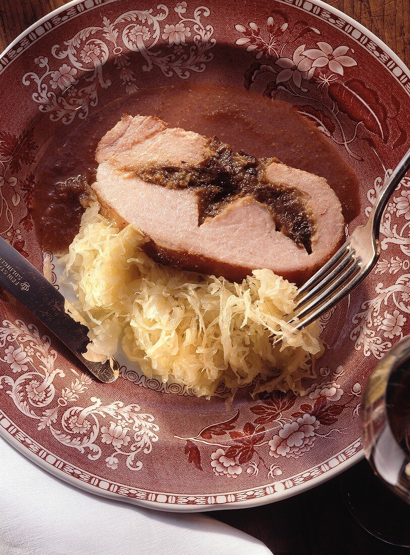 Kasseler mit Pflaumen gefüllt & Sauerkraut auf Teller