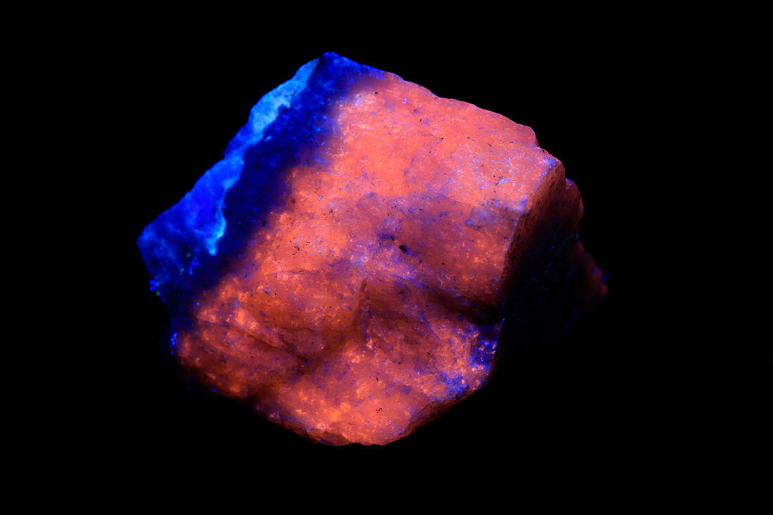 Hackmanite in UV light