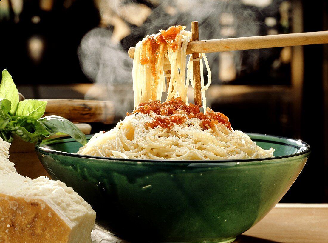 Spaghetti mit Tomatensauce & geriebenen Käse auf Holzstäbchen