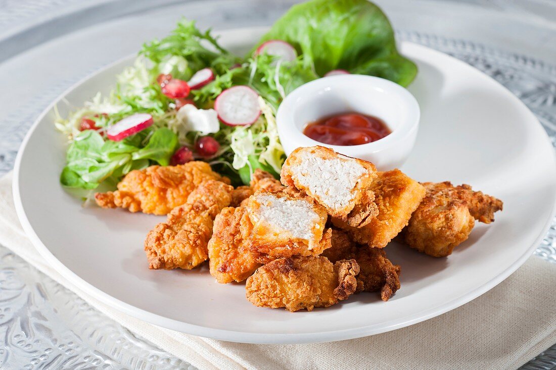 Fried chicken with salad and sauce