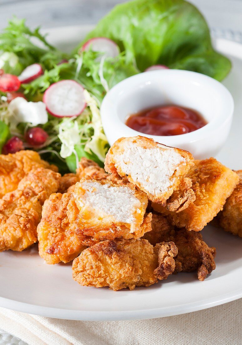 Fried chicken with salad and sauce