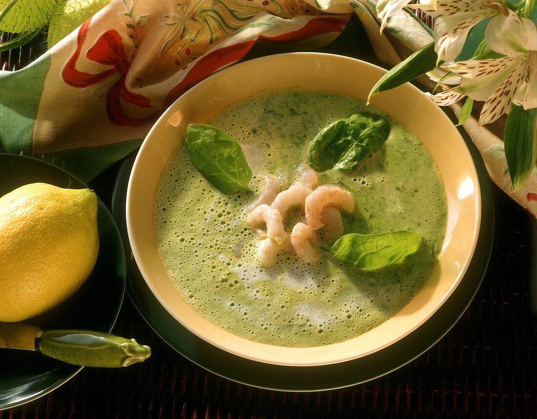 Februargemüse: Spinatsuppe mit Krabben, Deko: Zitrone