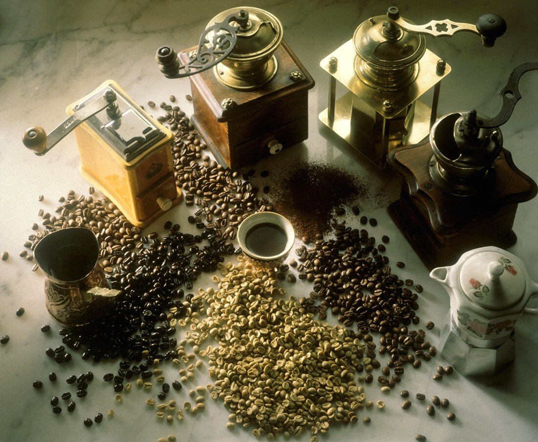 Kaffee, verschiedene Kaffeebohnen, Kaffeemühlen & -kannen