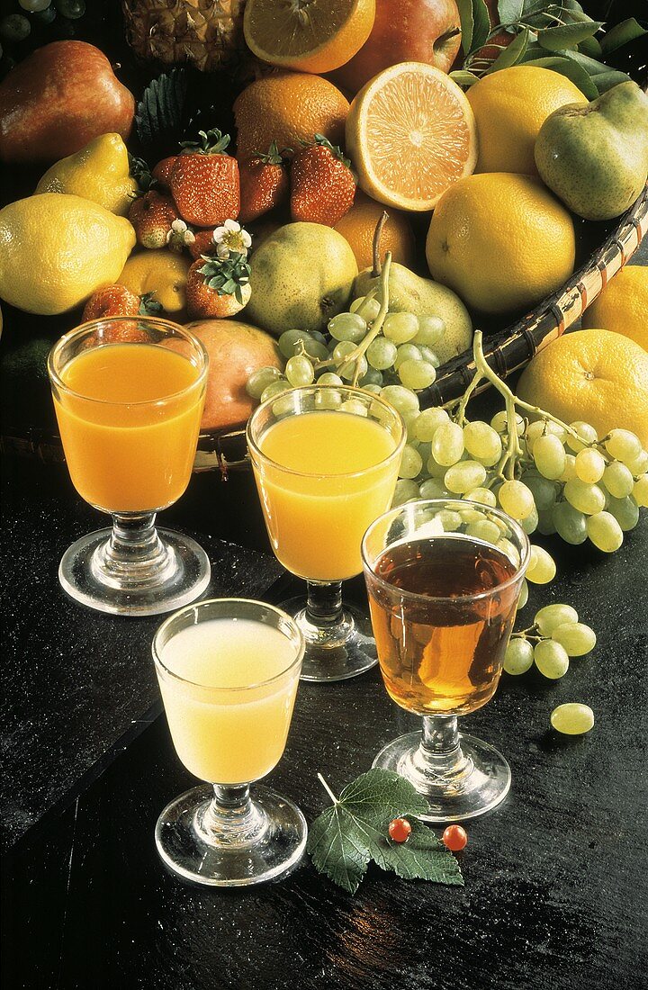 Grapefruit-, Apfel-, Orangen- & Multivitaminsaft & Obst