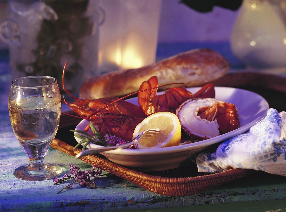 Gekochter Hummer mit Zitrone, Deko: Wein, Kräuter, Baguette