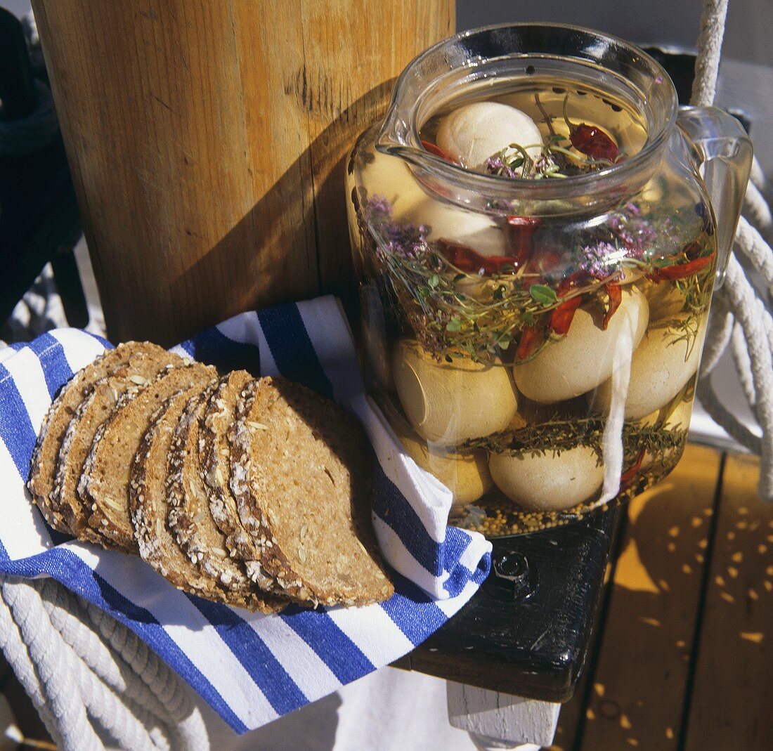 Soleier in würziger Kräutermarinade & Brot fürs Picknick