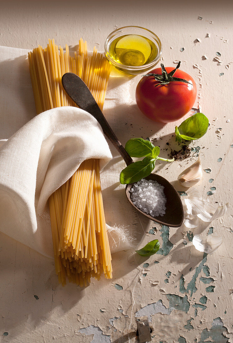 Zutaten für Spaghetti mit Tomaten und Basilikum