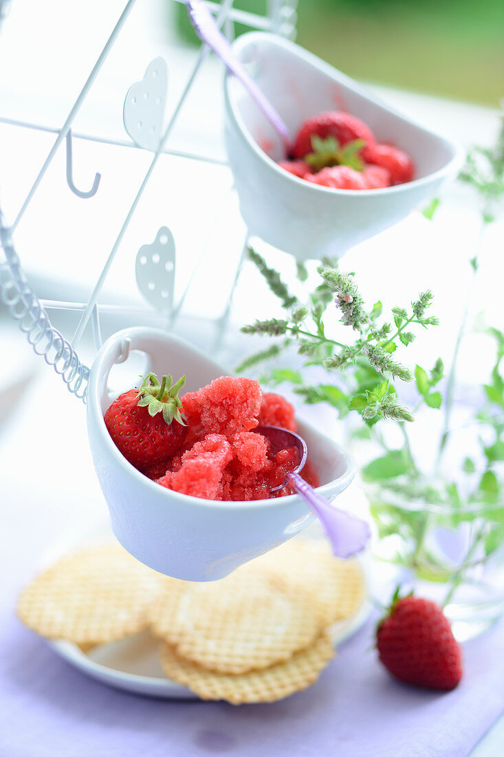 Erdbeergranita und Waffelplätzchen