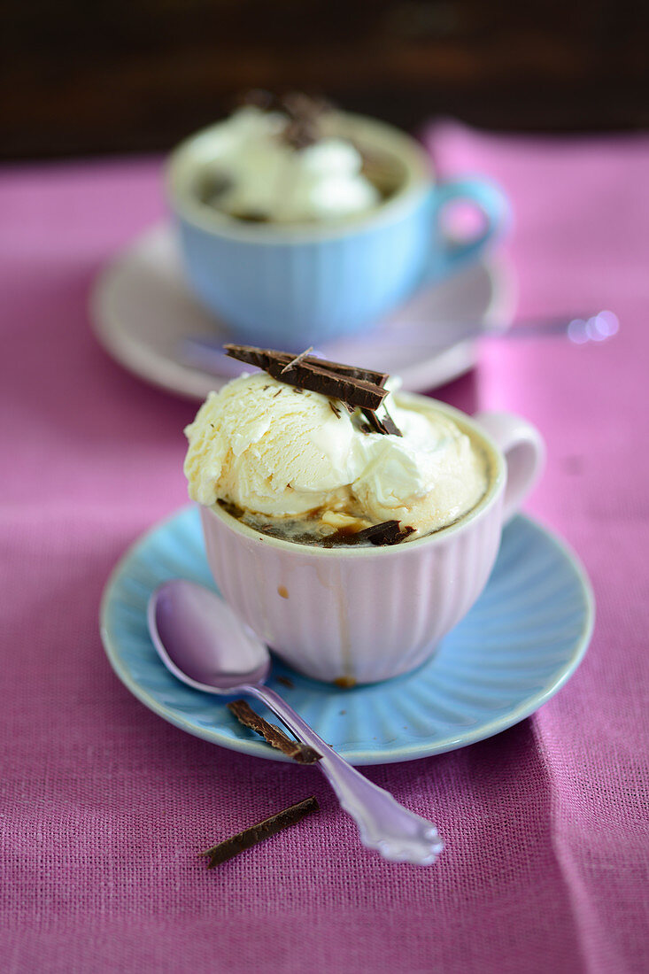 Eiskaffee mit Vanilleeis und Schokospänen