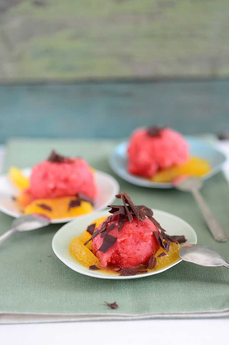 Früchtesorbet mit Orangen und Schokospänen