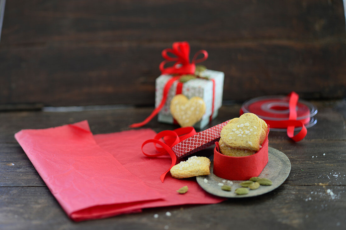 Cardamom hearts in gift box (festive)