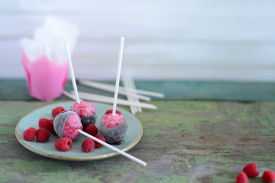 Raspberry ice pops and fresh raspberries